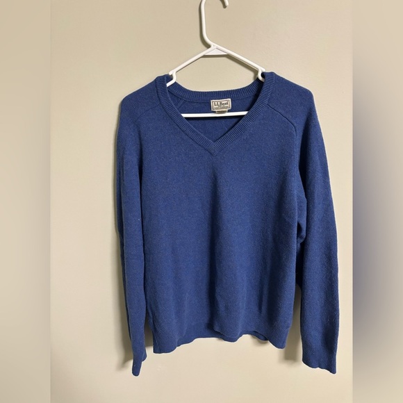 L.L. Bean Men’s Classic 100% Lambs Wool V Neck Sweater Blue Size Medium Large - Picture 1 of 5